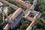 Photo aérienne de l'Abbaye de Frigolet au cœur de la montagnette - Bouches du Rhône