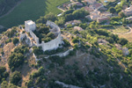  photo aérienne des ruines du château-fort de Saint Victor La Coste (Gard)